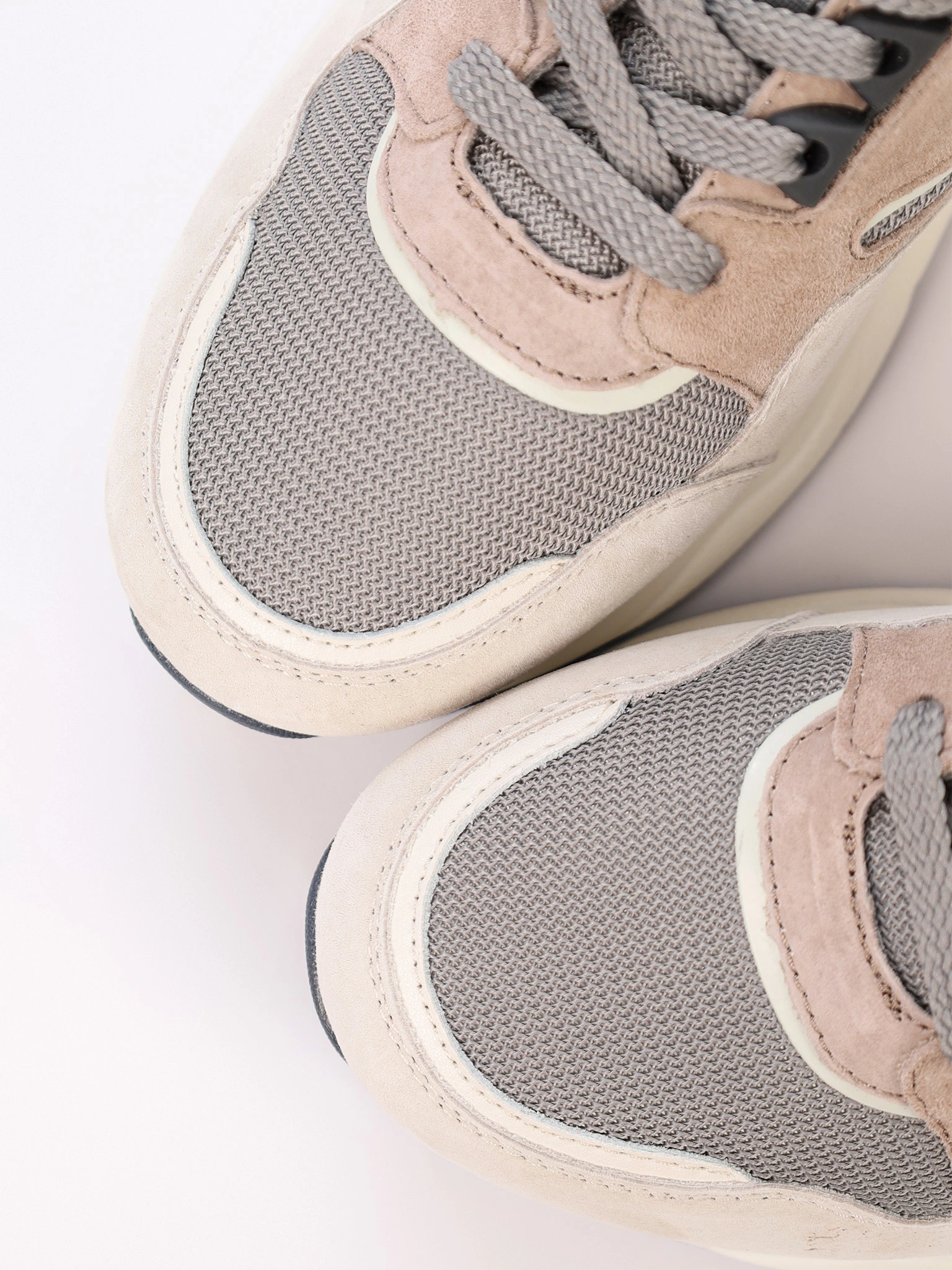 Кроссовки комбинированные в стиле колор-блок на средней платформе